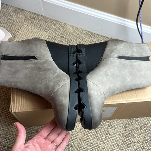 NWT • SOREL • Joan Uptown Zip Bootie • 
🖤🩶 Gray/Black 🩶🖤 • Size 8.5 • - Picture 12 of 17